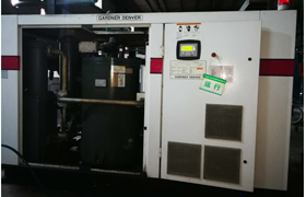 由于油品問題導致油氣分離器壓差高，空壓機潤滑油結膠，油濾堵塞，機器高溫報警